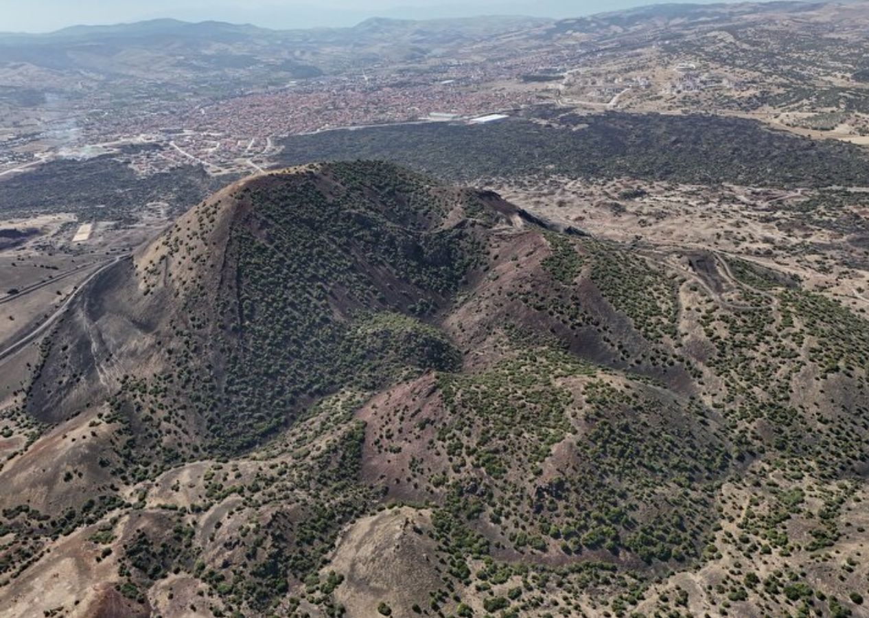 Manisa'nın Kula ilçesinde yanardağ püskürme riski keşfedildi; farklı derinliklerinde 8 magma odası var 13