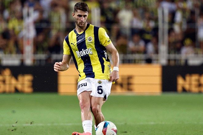 Sezona fırtına gibi giren Yunus Akgün'ün değeri 1.5 milyon euro arttı, forma yüzü görmeyen Elias Jelert'in değeri 8 milyon euro oldu! İşte değeri en çok artan Süper Lig oyuncuları 4