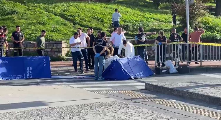 Fatih'te dehşet: Genç kızın kafasını kesip Edirnekapı surlarından attı, ardından intihar etti! Detaylar belli oldu... 9