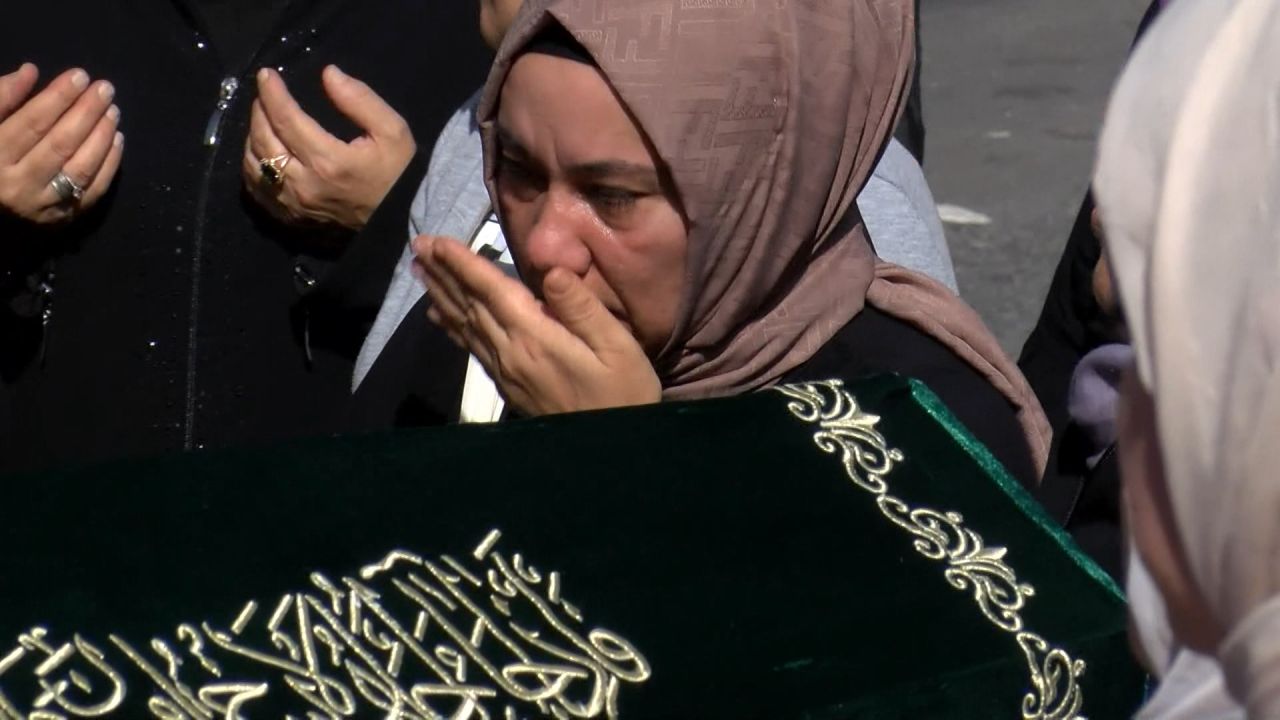 Topkapı canisinin katlettiği İkbal Uzuner ve Ayşenur Halil son yolculuğuna uğurlandı 6
