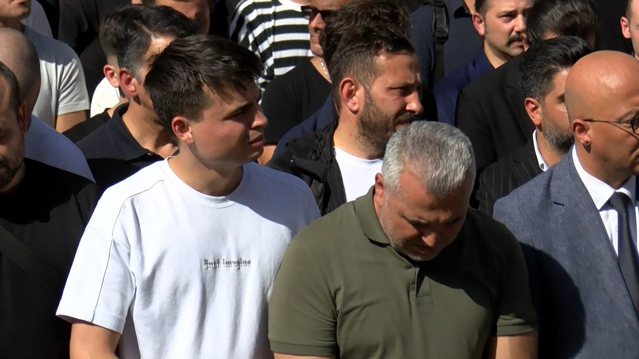 Topkapı canisinin katlettiği İkbal Uzuner ve Ayşenur Halil son yolculuğuna uğurlandı 13