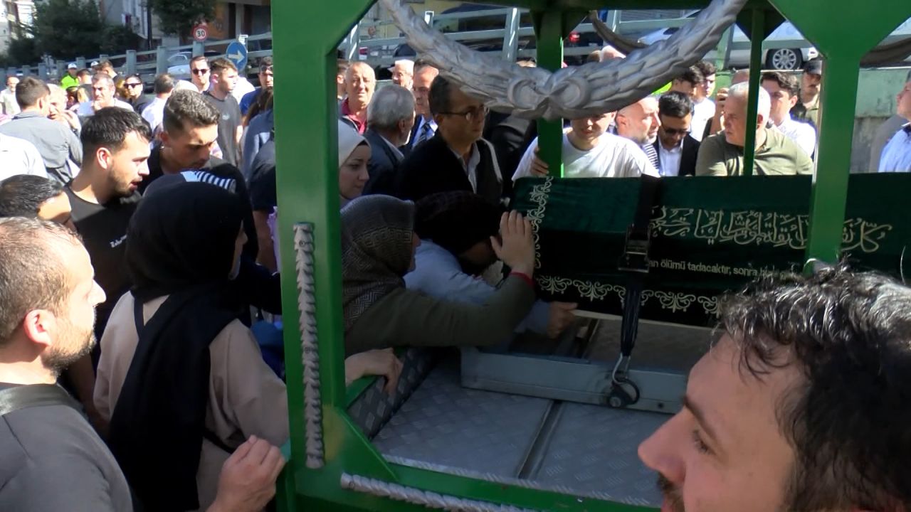 Topkapı canisinin katlettiği İkbal Uzuner ve Ayşenur Halil son yolculuğuna uğurlandı 14