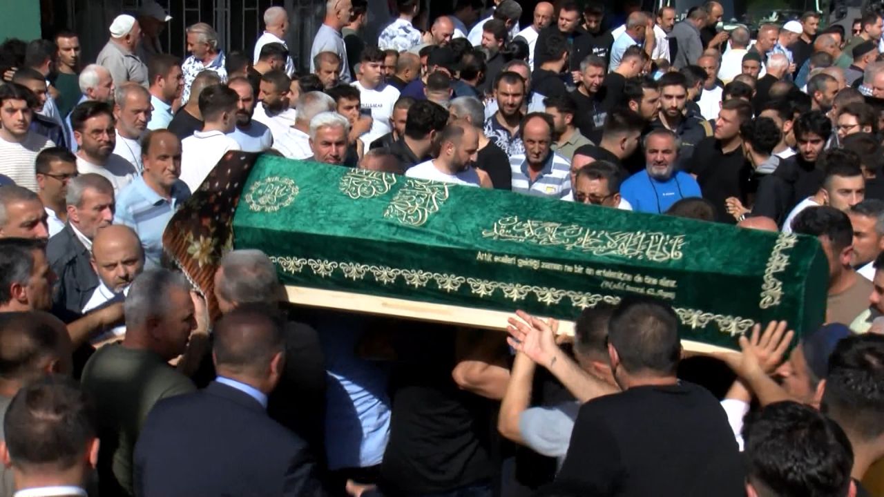 Topkapı canisinin katlettiği İkbal Uzuner ve Ayşenur Halil son yolculuğuna uğurlandı 12