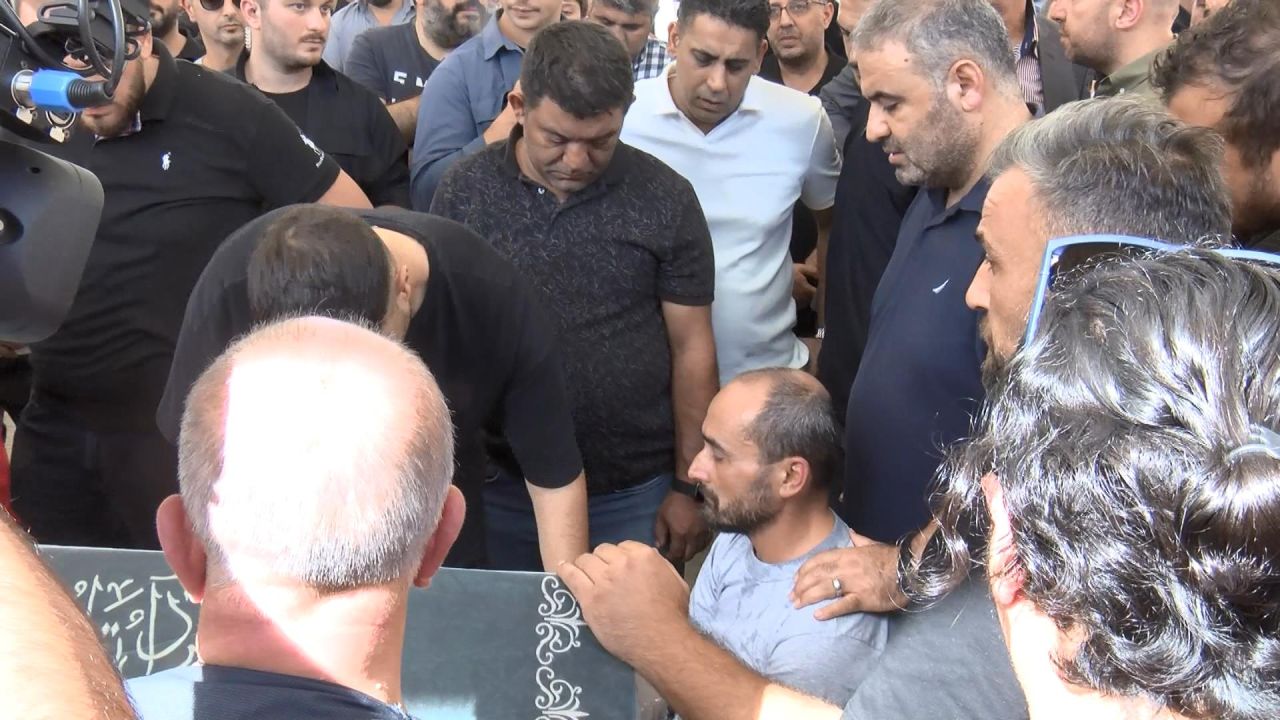 Topkapı canisinin katlettiği İkbal Uzuner ve Ayşenur Halil son yolculuğuna uğurlandı 1