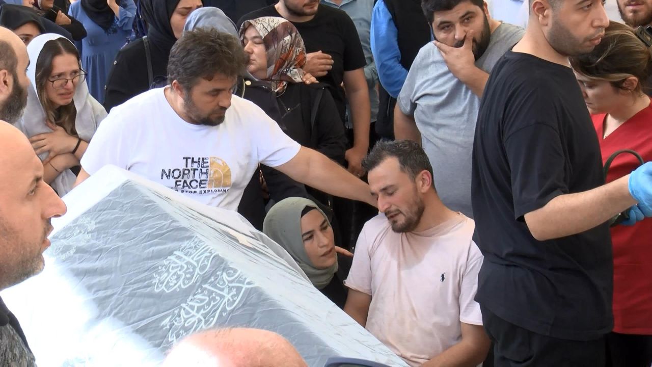 Topkapı canisinin katlettiği İkbal Uzuner ve Ayşenur Halil son yolculuğuna uğurlandı 2