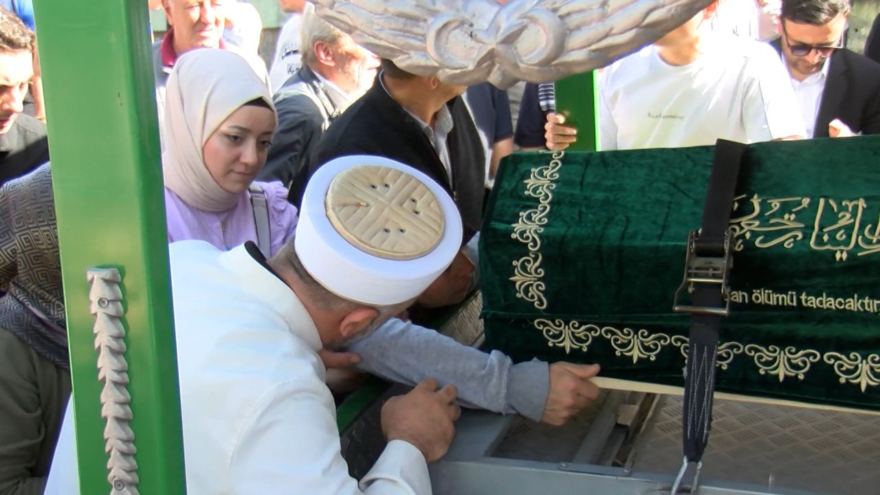 Topkapı canisinin katlettiği İkbal Uzuner ve Ayşenur Halil son yolculuğuna uğurlandı 15