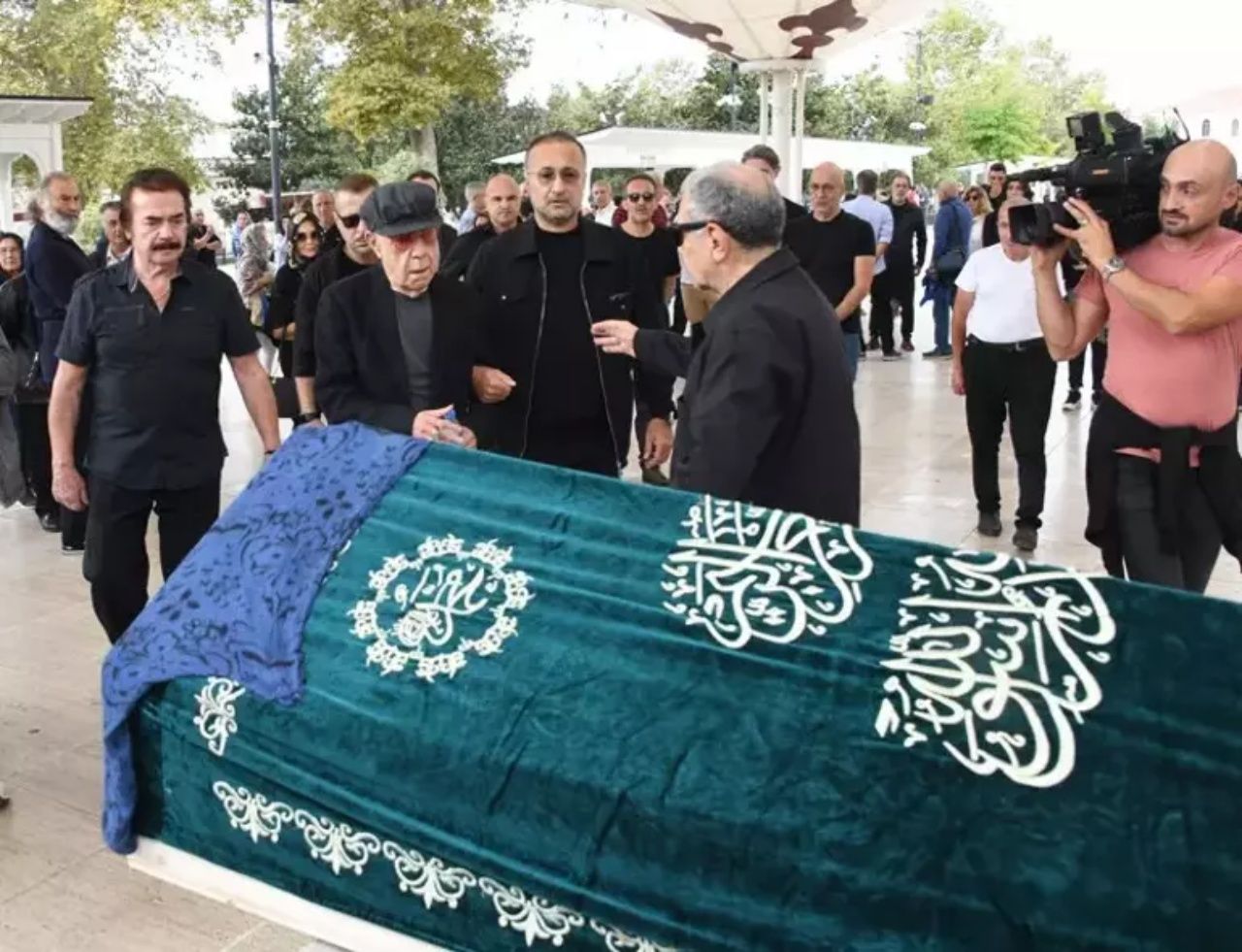 Bir babanın kızına vedası! Mazhar Alanson, kızının cenaze töreninde ayakta zorlukla durdu 5