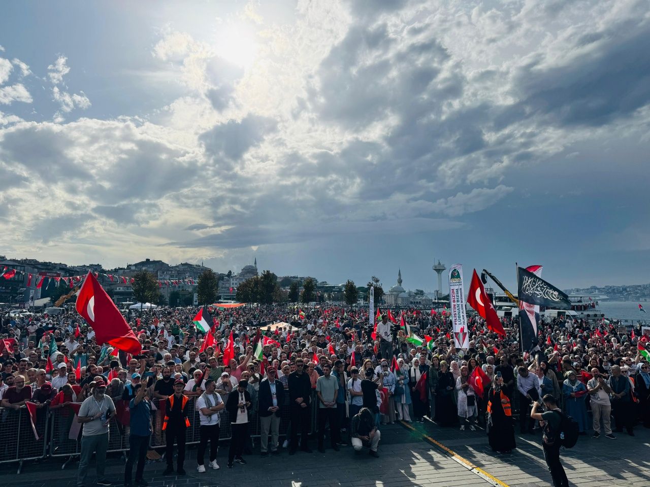 Binlerce kişi İsrail'i protesto etmek için Üsküdar'da toplandı! Şehit çocuklar için gökyüzüne balonlar bırakıldı... 1