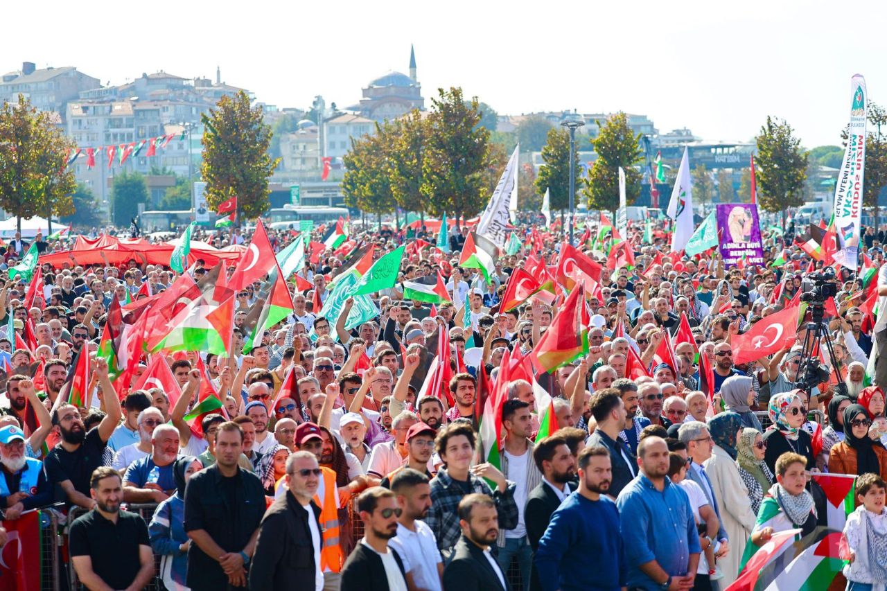 Binlerce kişi İsrail'i protesto etmek için Üsküdar'da toplandı! Şehit çocuklar için gökyüzüne balonlar bırakıldı... 3