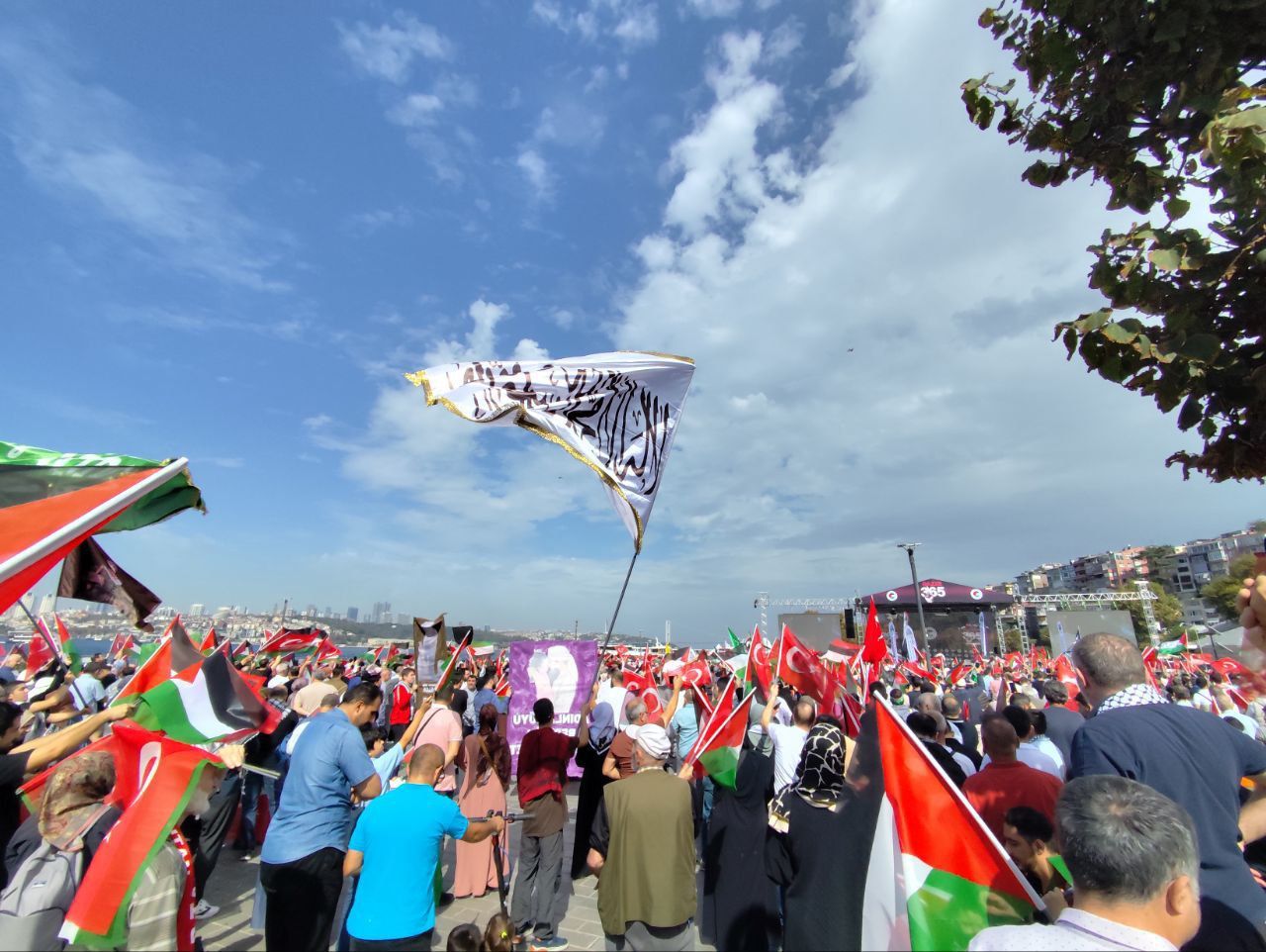 Binlerce kişi İsrail'i protesto etmek için Üsküdar'da toplandı! Şehit çocuklar için gökyüzüne balonlar bırakıldı... 2