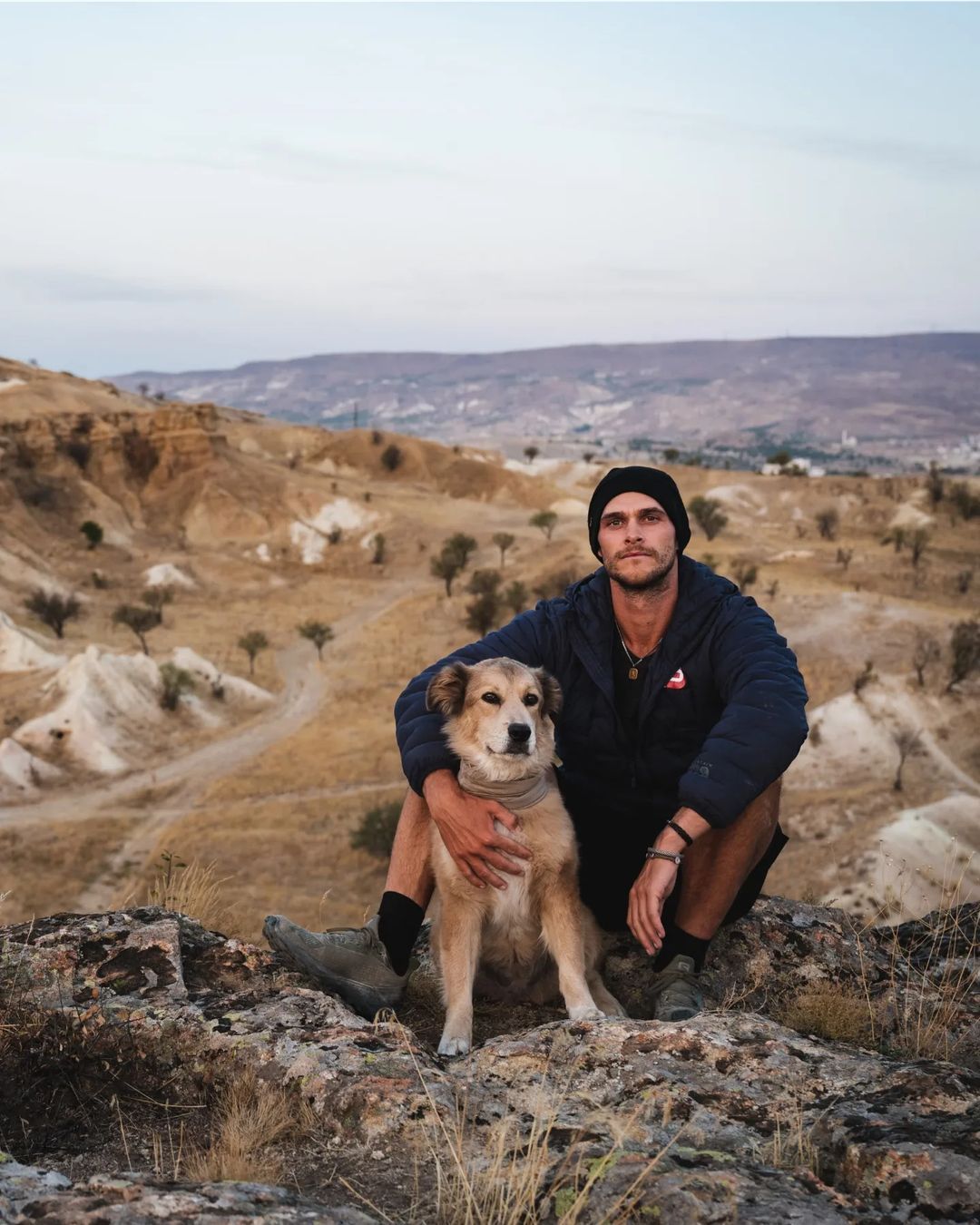 Köpeğiyle birlikte yürüyerek dünyayı dolaştı, Guinness Dünya Rekorları'na girdi! 38 ülke gezdi ama aklı Türkiye'de kaldı 2