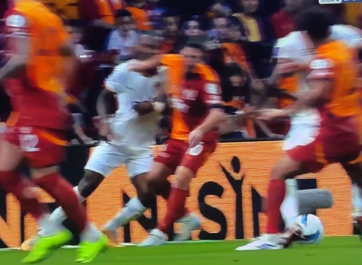 "Galatasaray'da Dries Mertens'e kırmızı kart verilmeliydi!" Erman Toroğlu hariç tüm yorumcular aynı fikirde buluştu: "Dirseğini silah olarak kullanıp rakibine vuruyor" 2