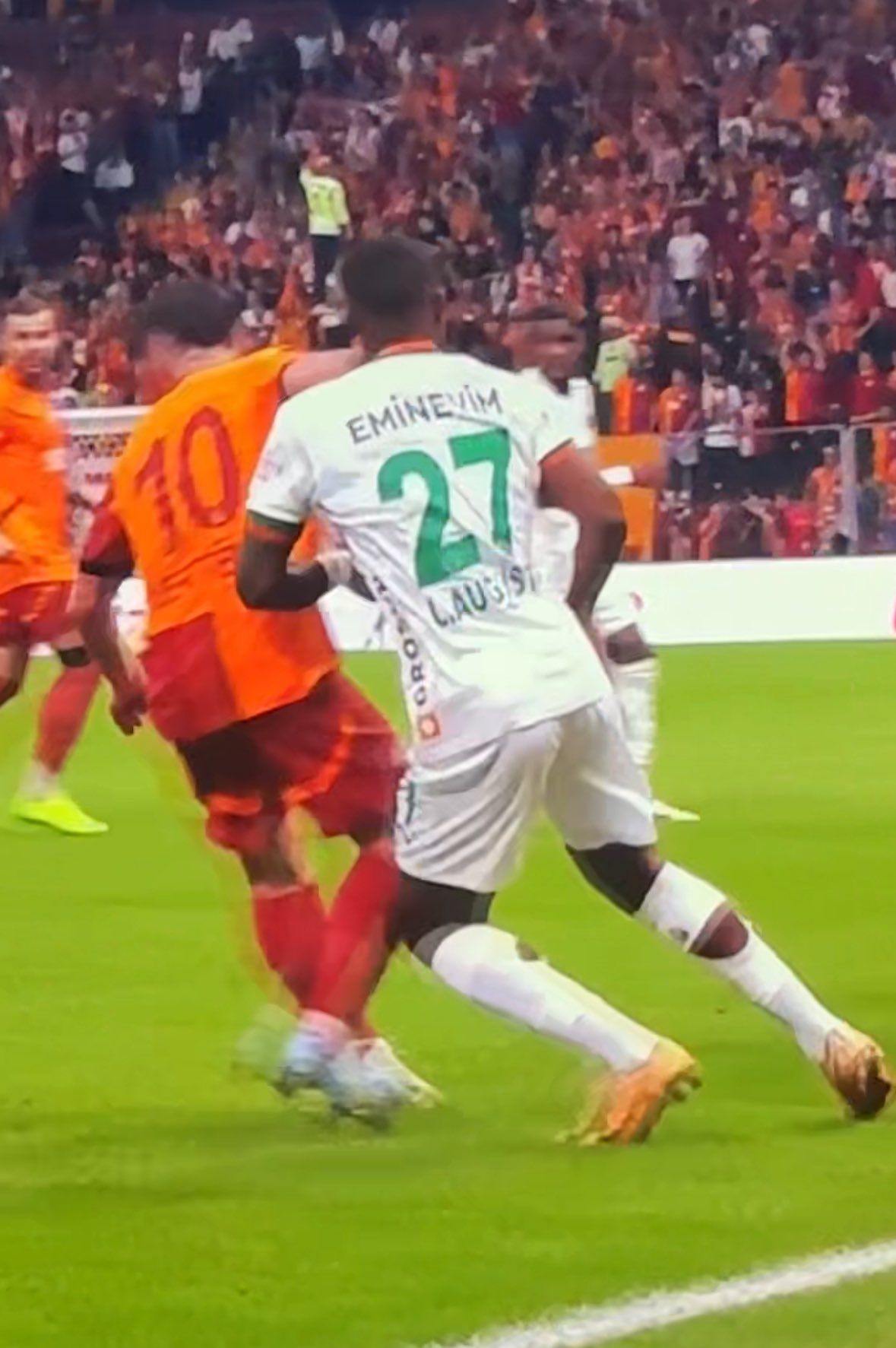 "Galatasaray'da Dries Mertens'e kırmızı kart verilmeliydi!" Erman Toroğlu hariç tüm yorumcular aynı fikirde buluştu: "Dirseğini silah olarak kullanıp rakibine vuruyor" 7