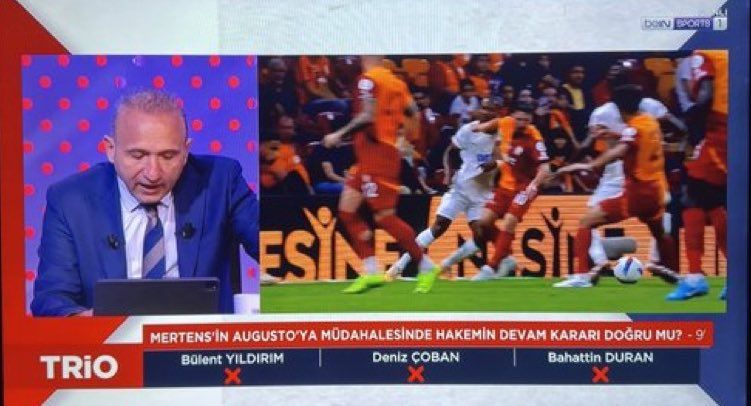 "Galatasaray'da Dries Mertens'e kırmızı kart verilmeliydi!" Erman Toroğlu hariç tüm yorumcular aynı fikirde buluştu: "Dirseğini silah olarak kullanıp rakibine vuruyor" 3