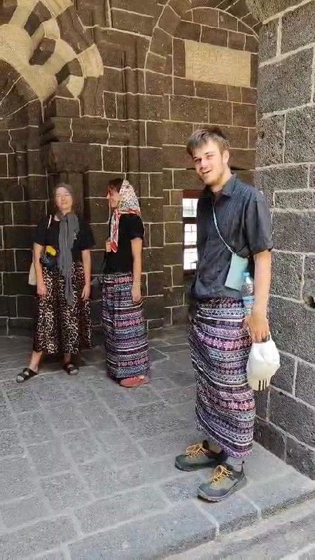 Bursa'dan sonra Diyarbakır; Ulu Camii’de erkek turistler kadınlar için ayrılan etekleri giydi 6
