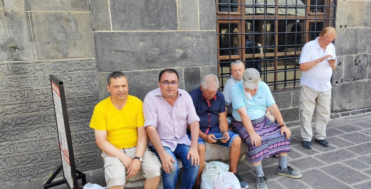 Bursa'dan sonra Diyarbakır; Ulu Camii’de erkek turistler kadınlar için ayrılan etekleri giydi 8