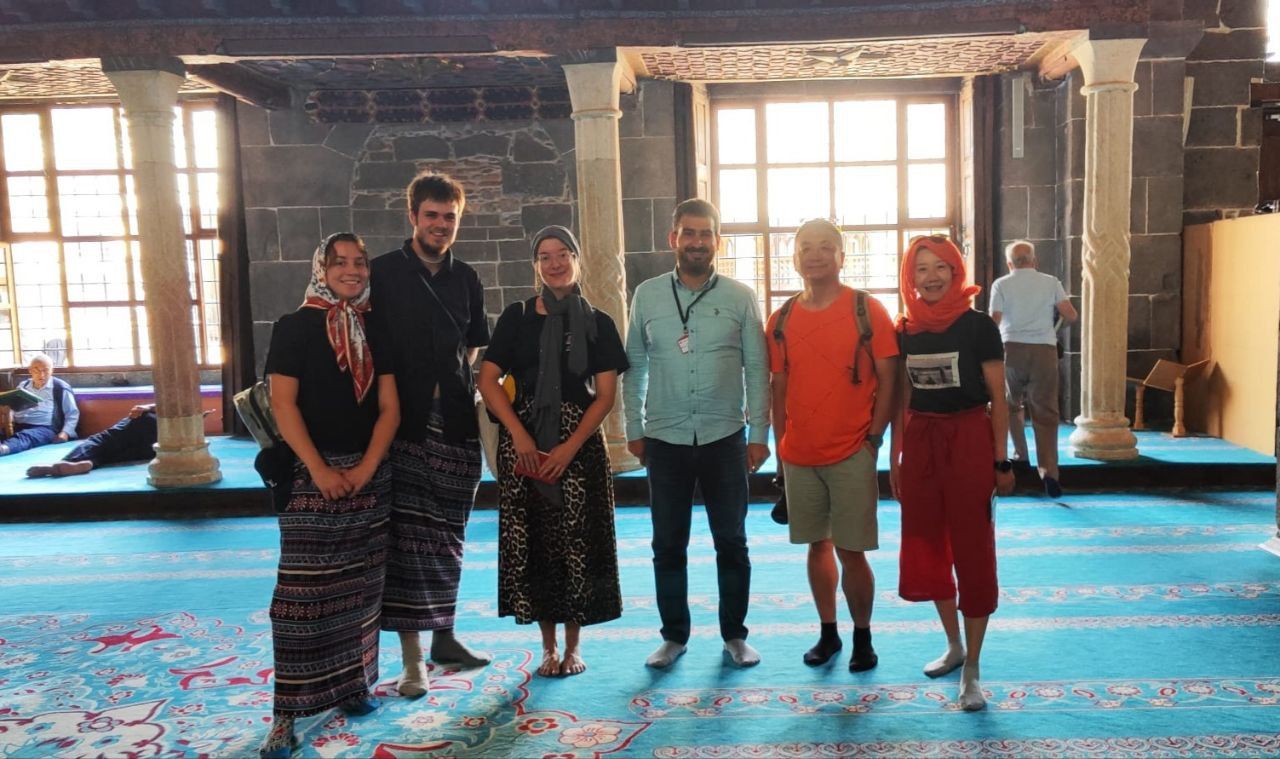 Bursa'dan sonra Diyarbakır; Ulu Camii’de erkek turistler kadınlar için ayrılan etekleri giydi 7