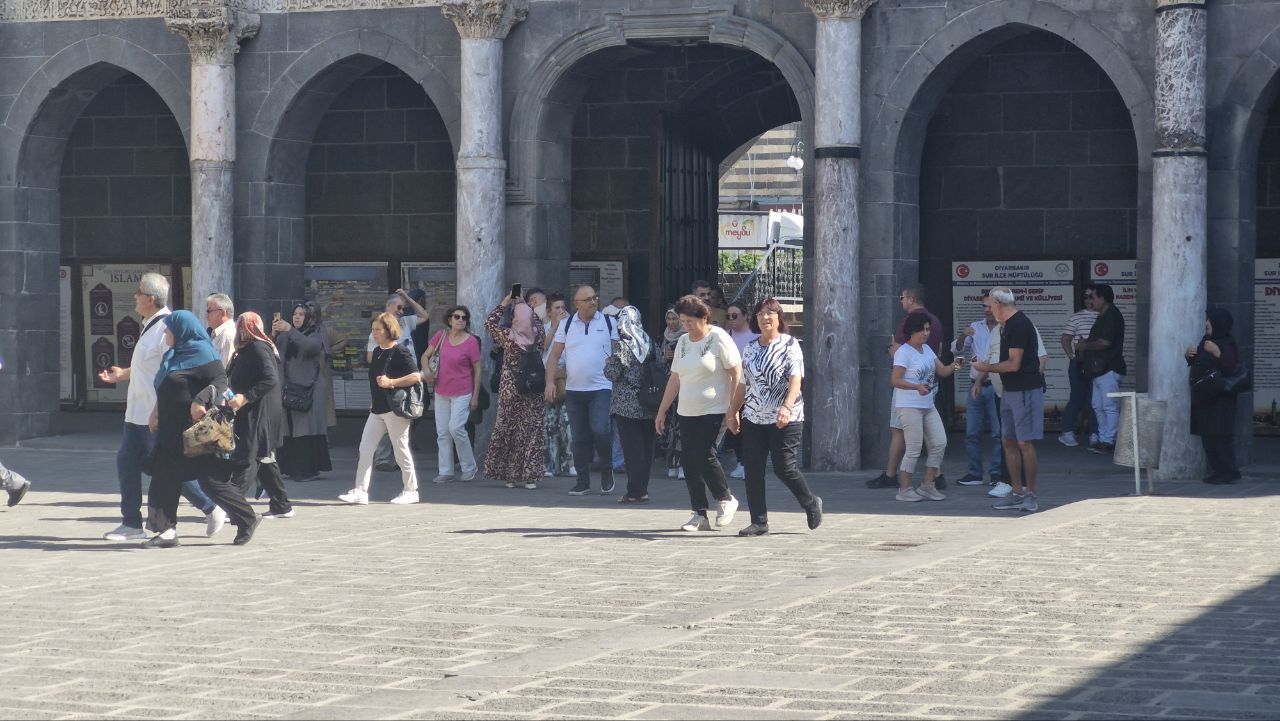 Bursa'dan sonra Diyarbakır; Ulu Camii’de erkek turistler kadınlar için ayrılan etekleri giydi 4