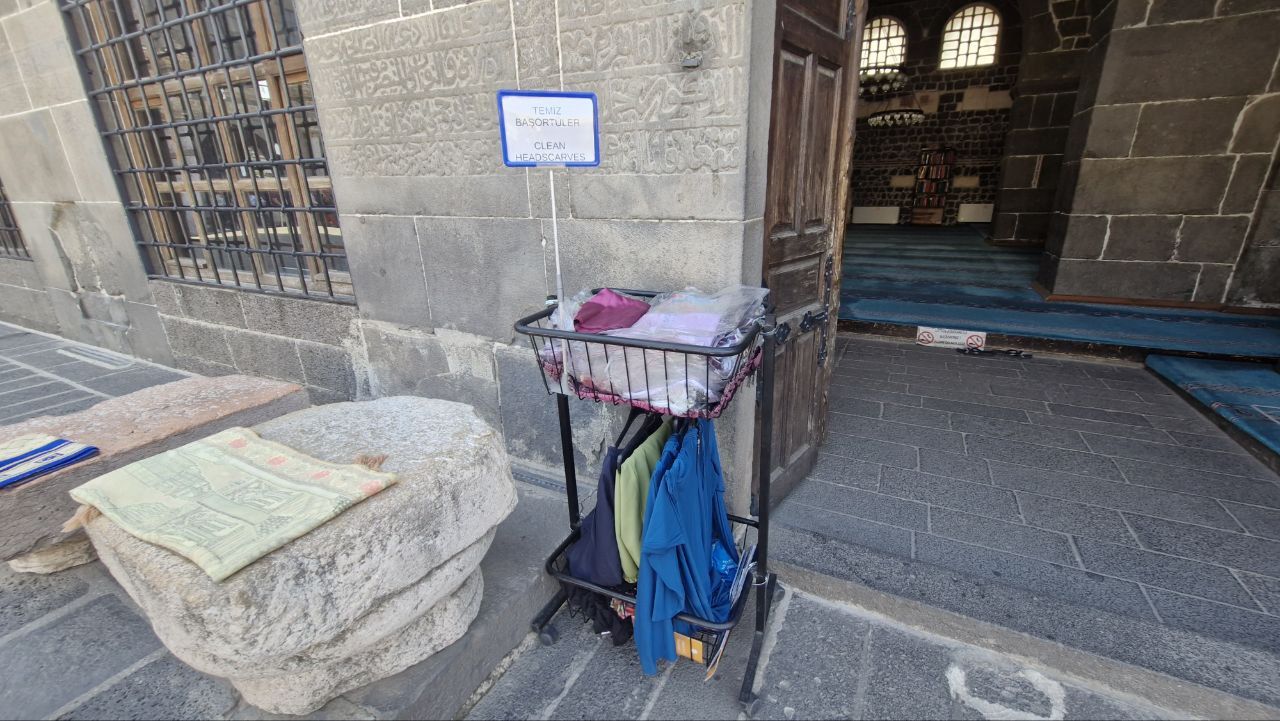 Bursa'dan sonra Diyarbakır; Ulu Camii’de erkek turistler kadınlar için ayrılan etekleri giydi 2