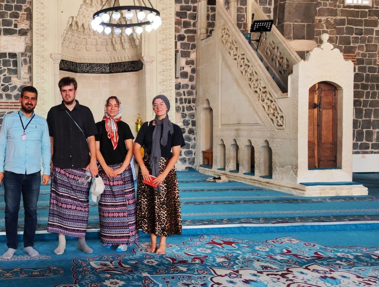 Bursa'dan sonra Diyarbakır; Ulu Camii’de erkek turistler kadınlar için ayrılan etekleri giydi 10
