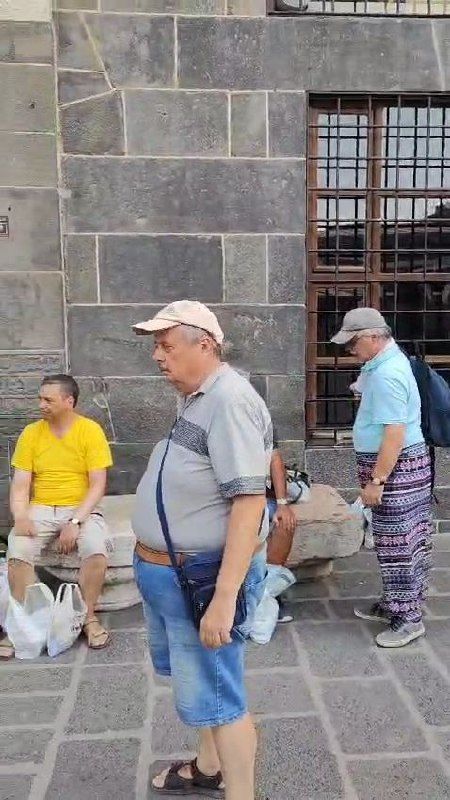 Bursa'dan sonra Diyarbakır; Ulu Camii’de erkek turistler kadınlar için ayrılan etekleri giydi 5