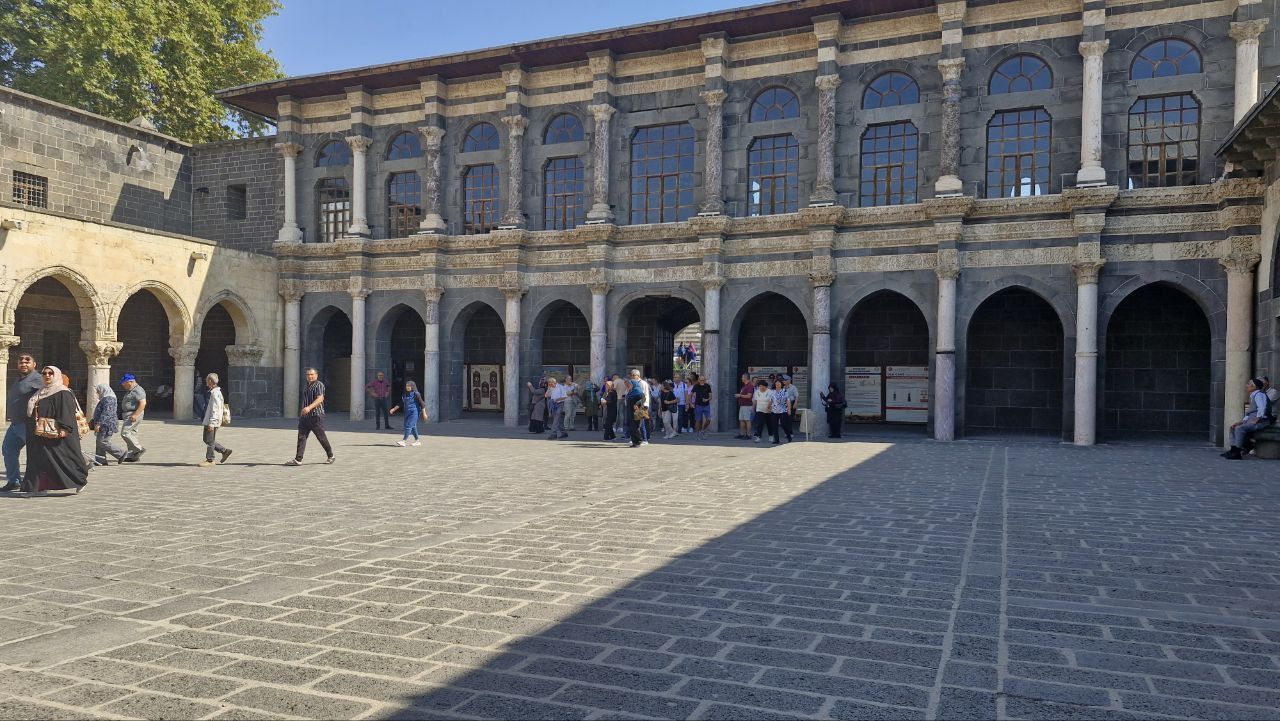 Bursa'dan sonra Diyarbakır; Ulu Camii’de erkek turistler kadınlar için ayrılan etekleri giydi 3