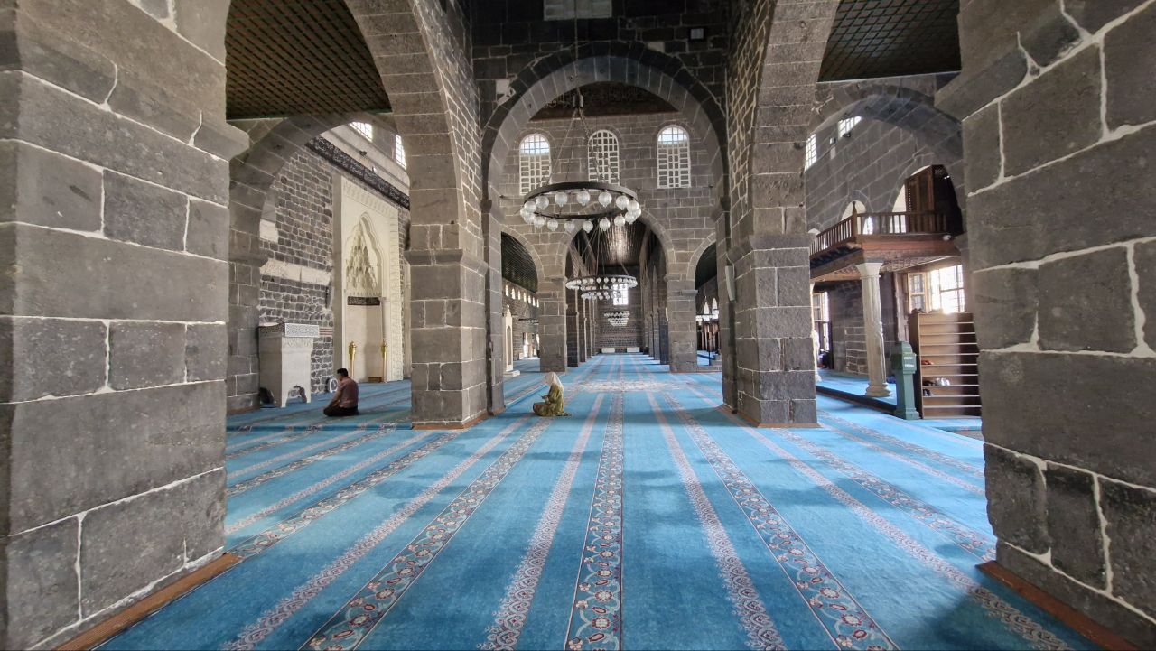 Bursa'dan sonra Diyarbakır; Ulu Camii’de erkek turistler kadınlar için ayrılan etekleri giydi 1