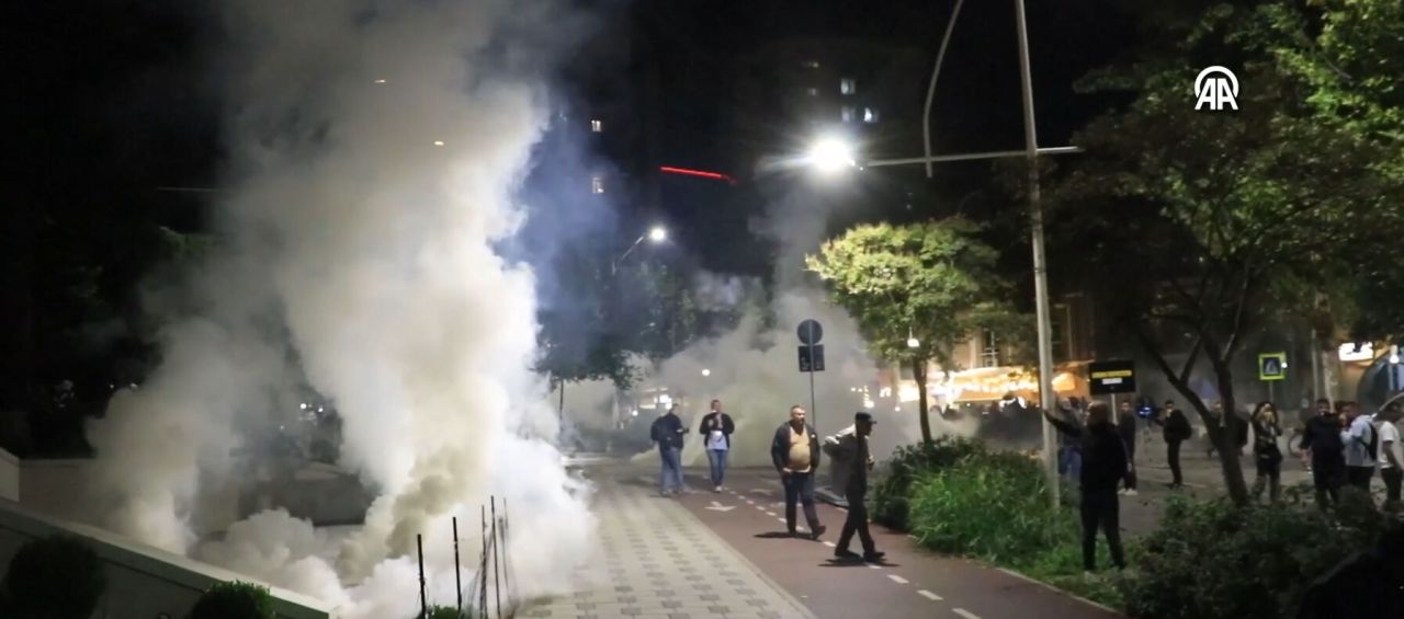 Arnavutluk karıştı! Başkent Tiran'da sokaklar savaş alanına döndü... 10 polis yaralı! 3