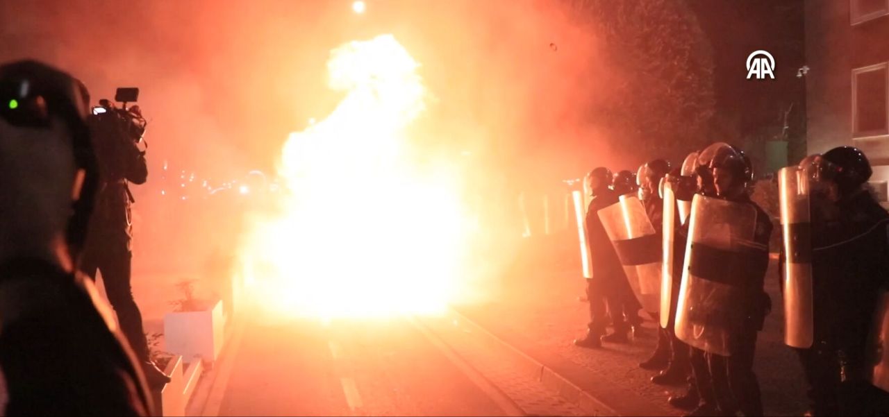 Arnavutluk karıştı! Başkent Tiran'da sokaklar savaş alanına döndü... 10 polis yaralı! 2