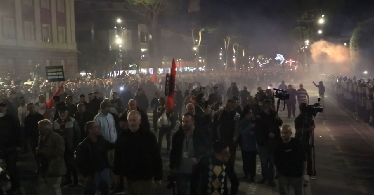 Arnavutluk karıştı! Başkent Tiran'da sokaklar savaş alanına döndü... 10 polis yaralı! 4