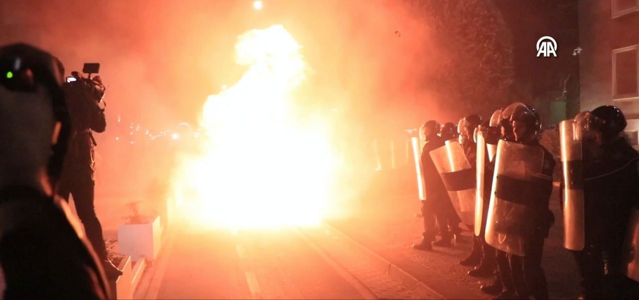 Arnavutluk karıştı! Başkent Tiran'da sokaklar savaş alanına döndü... 10 polis yaralı! 10