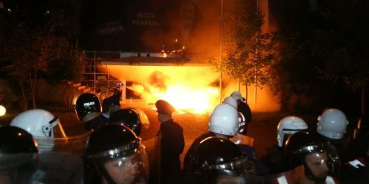 Arnavutluk karıştı! Başkent Tiran'da sokaklar savaş alanına döndü... 10 polis yaralı! 7