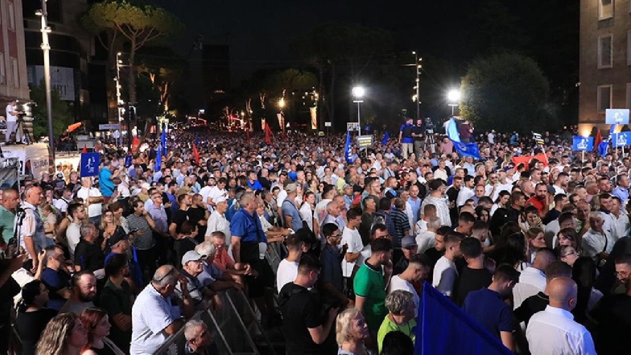 Arnavutluk karıştı! Başkent Tiran'da sokaklar savaş alanına döndü... 10 polis yaralı! 8
