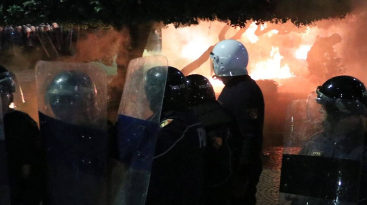 Arnavutluk karıştı! Başkent Tiran'da sokaklar savaş alanına döndü... 10 polis yaralı! 6