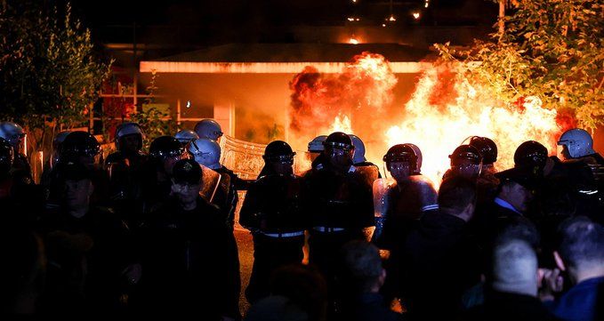Arnavutluk karıştı! Başkent Tiran'da sokaklar savaş alanına döndü... 10 polis yaralı! 5