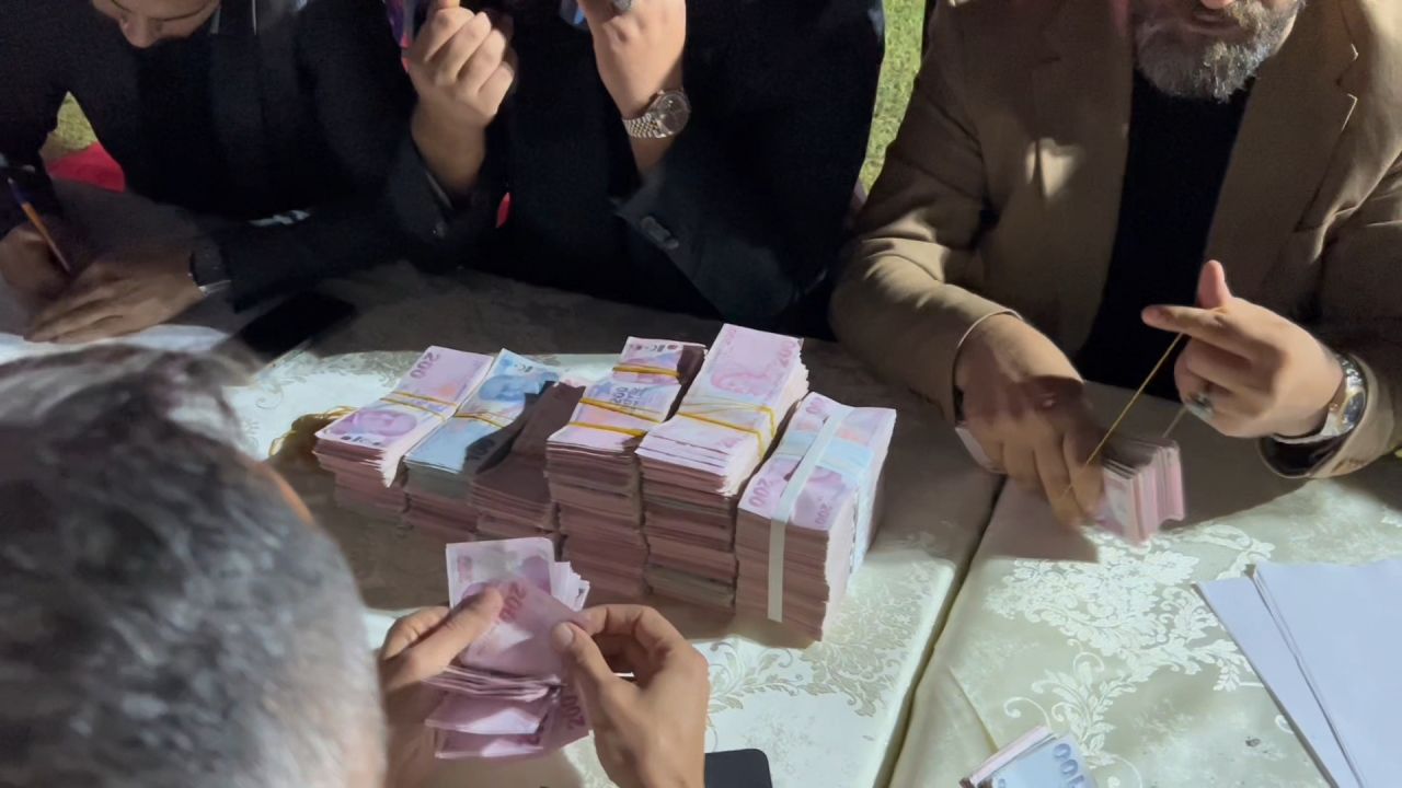 Sünnet düğününde 3 milyonluk takı; 11 kişi saydı, valizle taşındı 3
