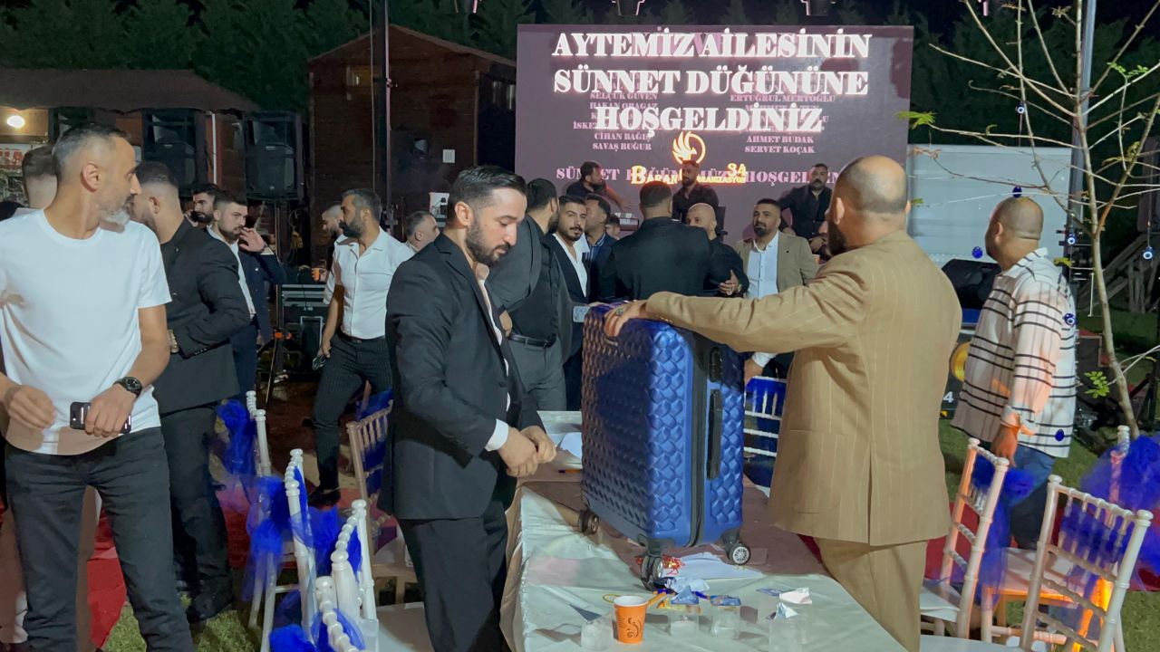 Sünnet düğününde 3 milyonluk takı; 11 kişi saydı, valizle taşındı 1