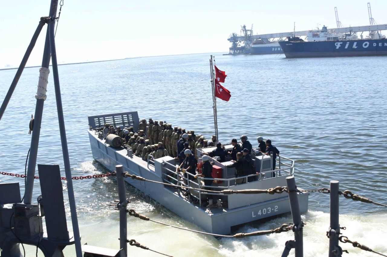 Lübnan'da tarihi operasyon! Türkleri tahliye eden gemilerimiz Mersin'e doğru yola çıktı... 6