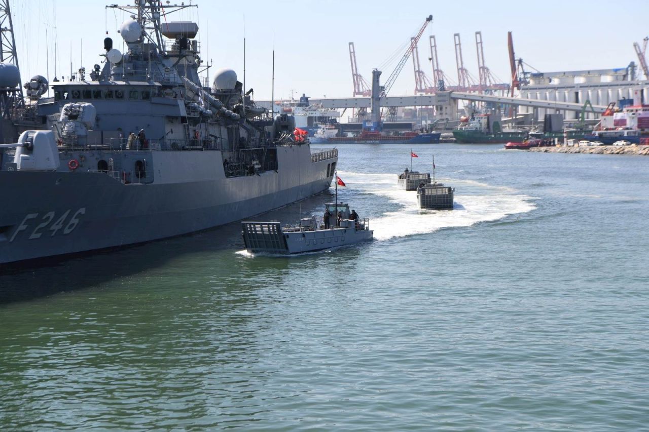 Lübnan'da tarihi operasyon! Türkleri tahliye eden gemilerimiz Mersin'e doğru yola çıktı... 5