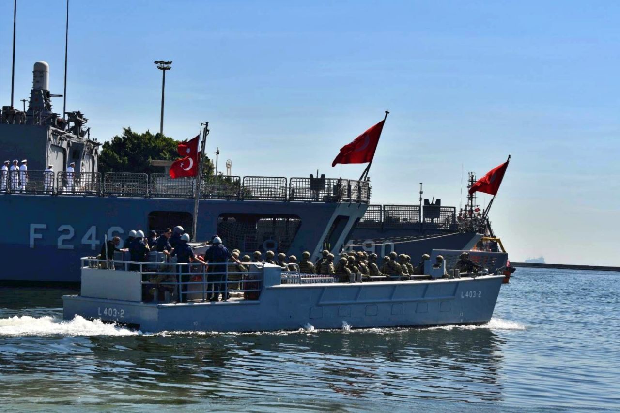 Lübnan'da tarihi operasyon! Türkleri tahliye eden gemilerimiz Mersin'e doğru yola çıktı... 4