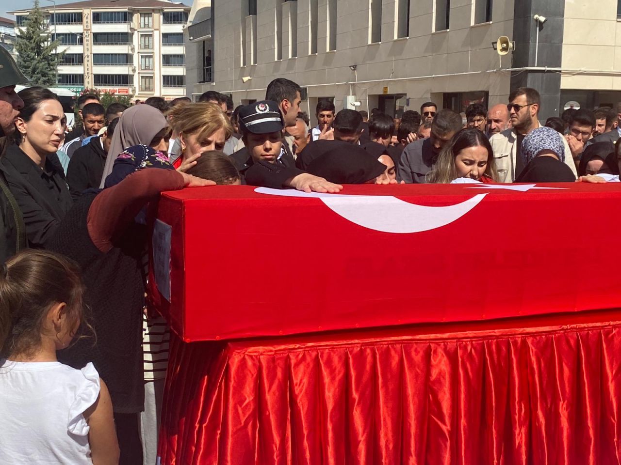 Pençe-Kilit şehidi Er Sefer Alan memleketi Elazığ'da son yolculuğuna uğurlandı 3