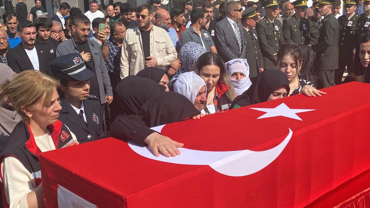 Pençe-Kilit şehidi Er Sefer Alan memleketi Elazığ'da son yolculuğuna uğurlandı 4
