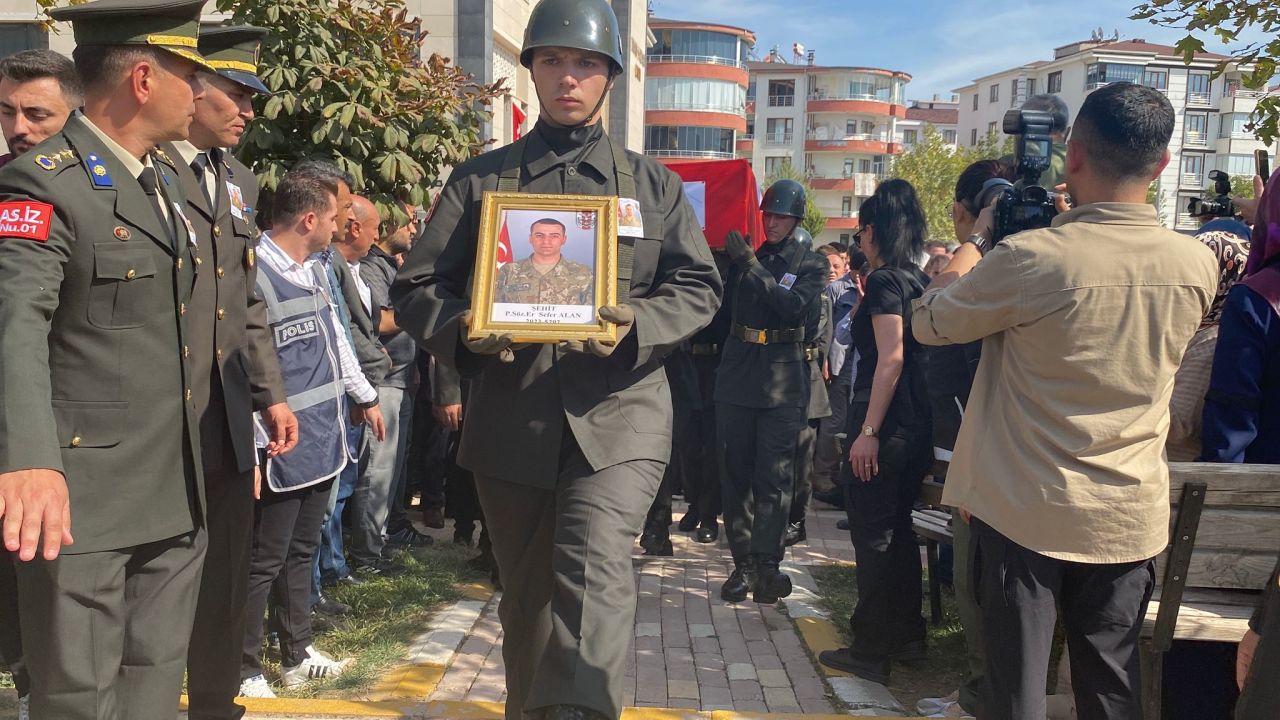 Pençe-Kilit şehidi Er Sefer Alan memleketi Elazığ'da son yolculuğuna uğurlandı 5
