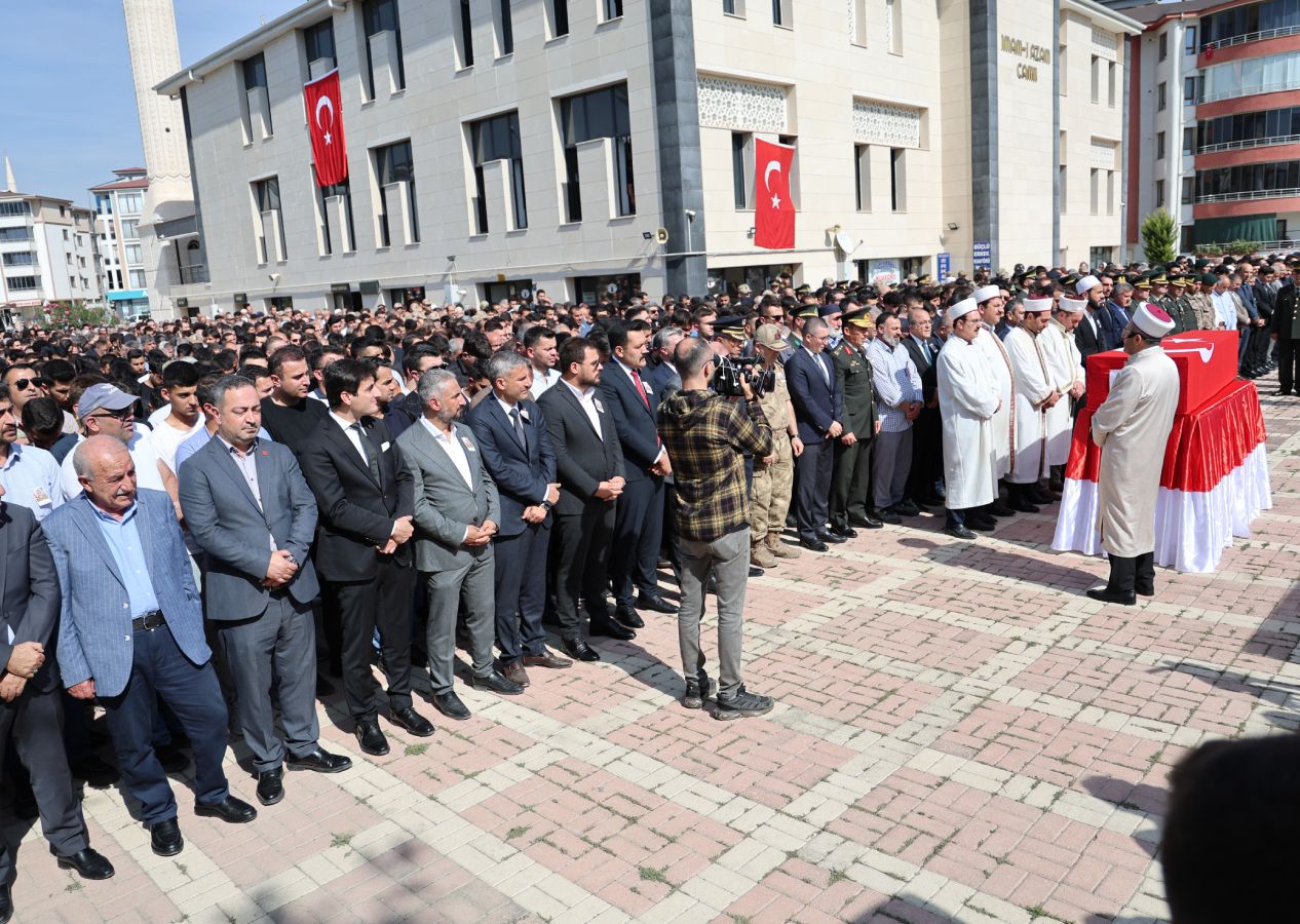 Pençe-Kilit şehidi Er Sefer Alan memleketi Elazığ'da son yolculuğuna uğurlandı 9