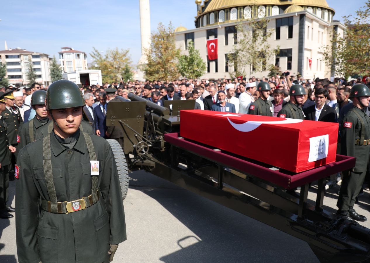 Pençe-Kilit şehidi Er Sefer Alan memleketi Elazığ'da son yolculuğuna uğurlandı 8
