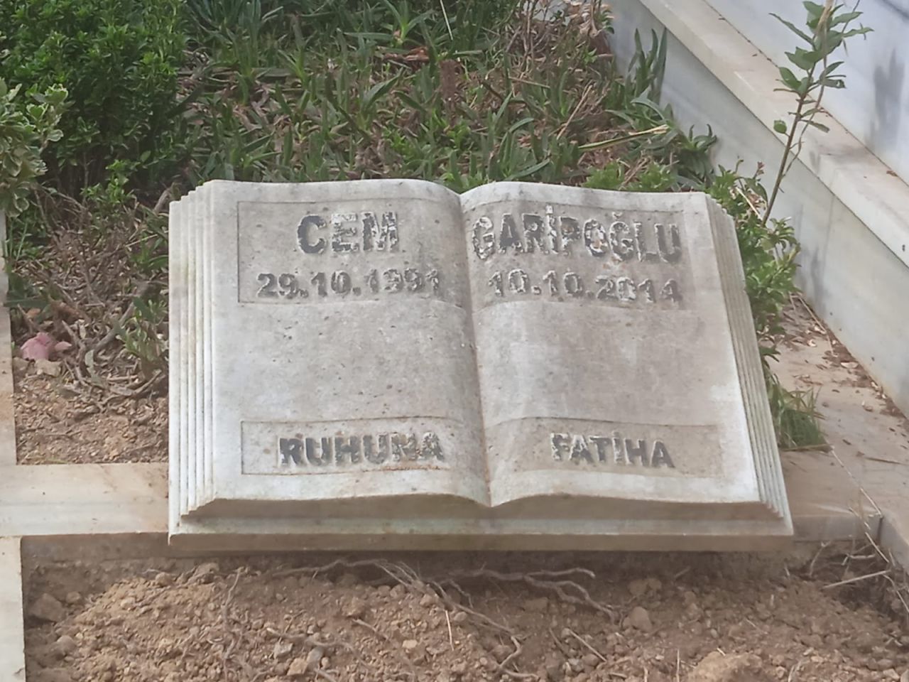 Cem Garipoğlu'nun kemikleri defnedildi, mezarlığa aileden yalnızca anne Tülay Garipoğlu geldi 1