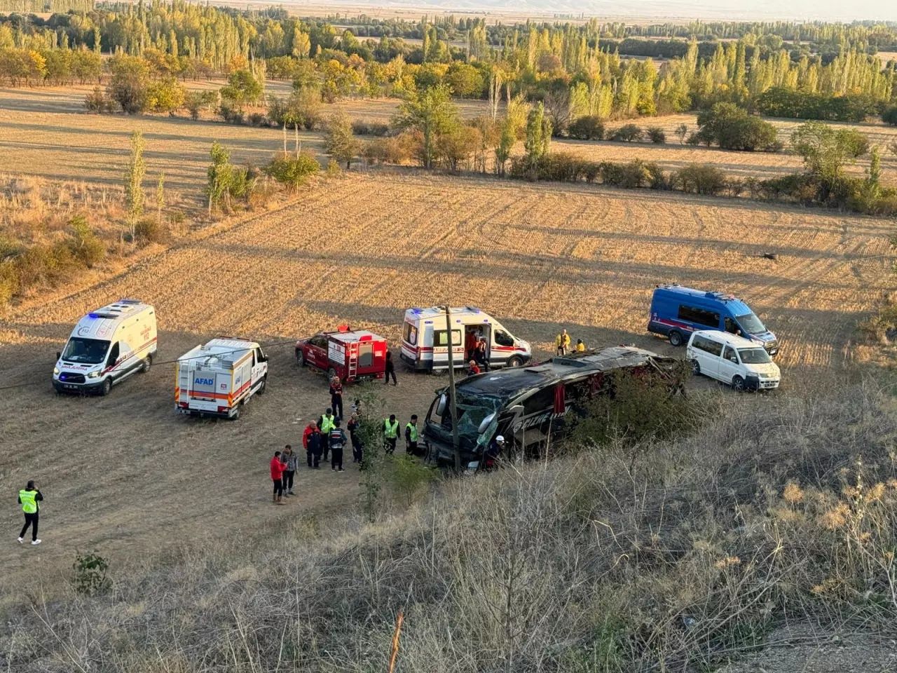 Afyonkarahisar'da yolcu otobüsü devrildi! Onlarca yaralı var... 2