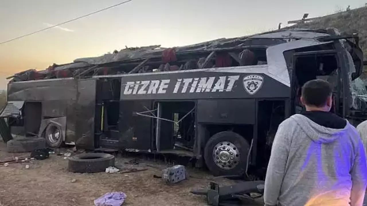 Afyonkarahisar'da yolcu otobüsü devrildi! Onlarca yaralı var... 1