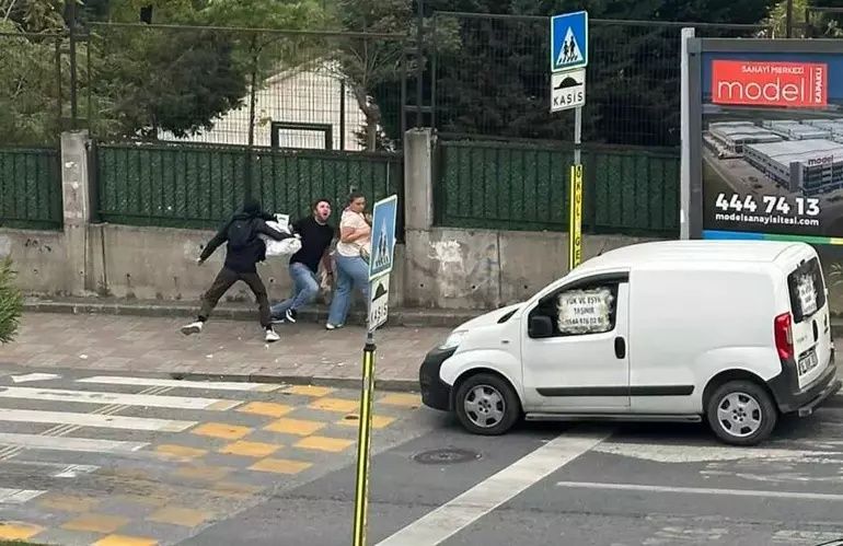 İstanbul'da korku filmlerini aratmayan olay! Yolda yürürken önüne çıkanı bıçakladı... Nedeni pes dedirtti... 1
