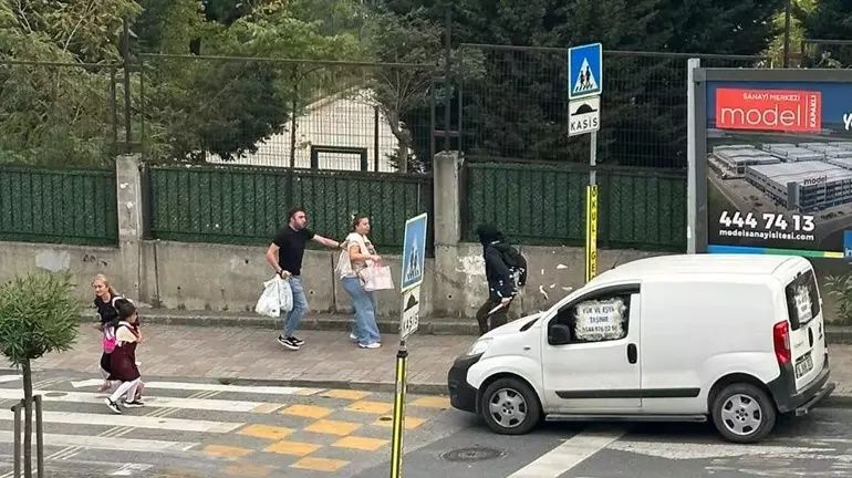 İstanbul'da korku filmlerini aratmayan olay! Yolda yürürken önüne çıkanı bıçakladı... Nedeni pes dedirtti... 2